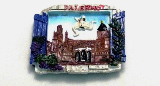 Calamita Magnete in Resina Souvenir Sicilia Vista Finestra Palermo Trinacria