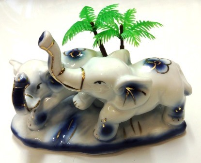 DUE ELEFANTI PORTAFORTUNA IN CERAMICA CON PALMA