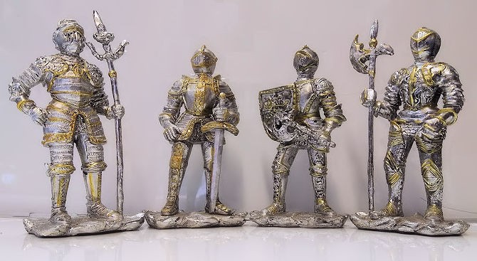 SOLDATO CAVALIERE MEDIEVALE SOLDATINI 1pz in Resina H:18cm ORO GRIGIO