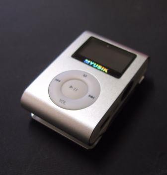 Mini Lettore MP3 Musica Player a Pinza Clip USB RADIO FM E AUDIO RECORDER LCD Screen  2GB 