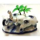 DUE ELEFANTI PORTAFORTUNA IN CERAMICA CON PALMA