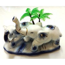 DUE ELEFANTI PORTAFORTUNA IN CERAMICA CON PALMA