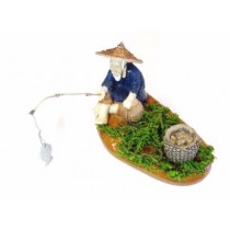 SOUVENIR ARTIGIANALE VECCHIO PESCATORE CINESE IN RESINA E CERAMICA;OLD CHINESE FISHERMAN